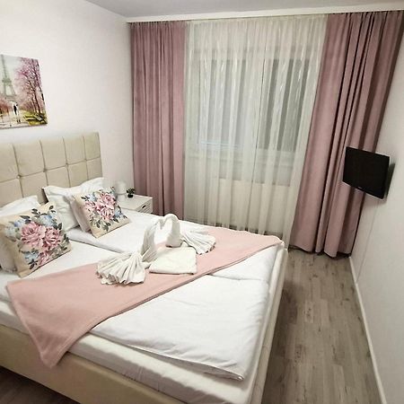 Alice Apartment Арад Екстериор снимка